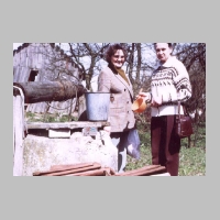 005-1031 April 1992. Bieberswalde, Ursula Madle und Christel Schnuchel, beide geb. Zuehlsdorff am Brunnen auf dem Anwesen Otto Seidler.JPG